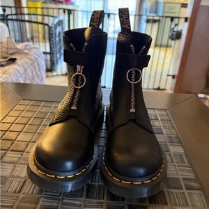 DR MARTENS AIRWAIT
Size 5 NEW